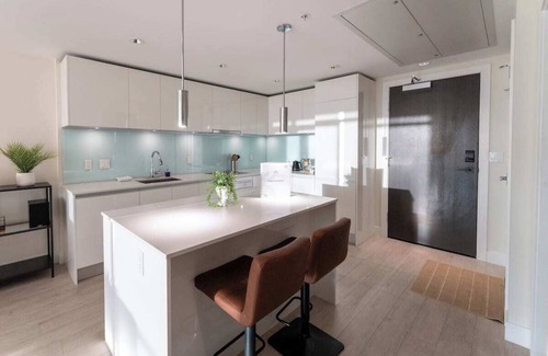 Victoria Park Condo | Modern Downtown Condo in Calgary's Tallest Residential Bldg! - Free Parking - AC