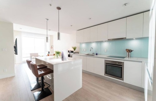 Victoria Park Condo | Modern Downtown Condo in Calgary's Tallest Residential Bldg! - Free Parking - AC