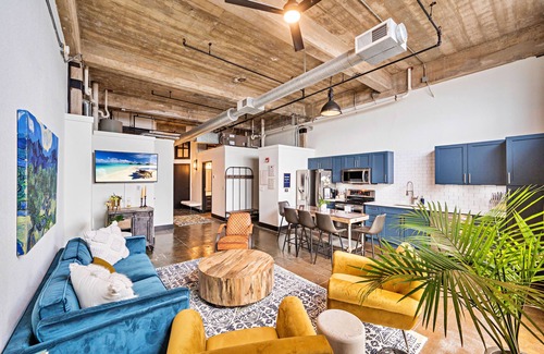 Brazos Condo | Modern Downtown Domicile