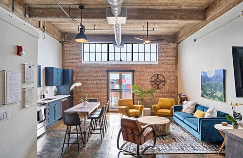 Brazos Condo | Modern Downtown Domicile