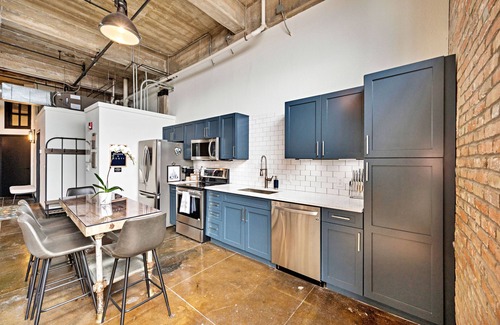 Brazos Condo | Modern Downtown Domicile