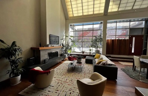 Downtown Lincoln Apartment | Modern Downtown Stay