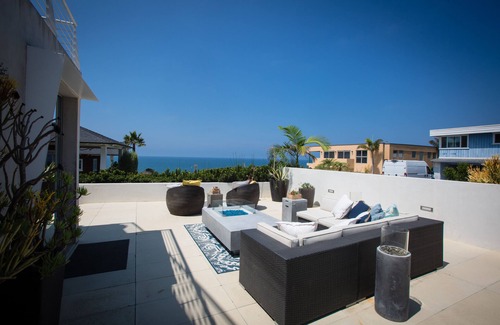 Del Mar House | Modern Dream! Amazing views of Ocean! Walk to the Beach with Pool and Spa!