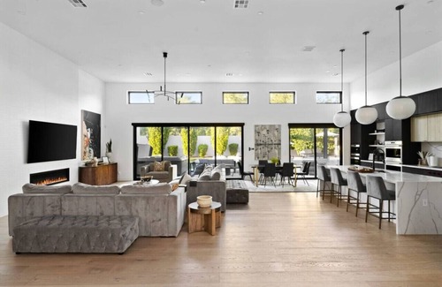 Arcadia House | Modern Dream Home Heated Pool Hot Tub 6BR 9 Beds