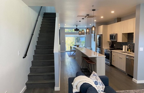 Swede Hill Condo | Modern East Austin Condo in Great Location