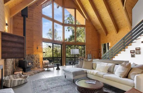 Idyllwild House | Modern elegant cabin with cozy charm, Hot tub on 1 Acre of land