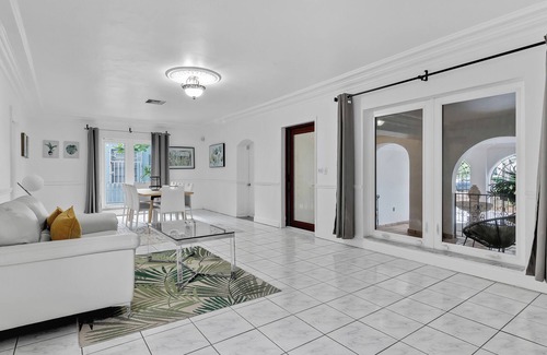 The Roads House | Modern & Elegant 7BD House in Brickell w/ Jacuzzi