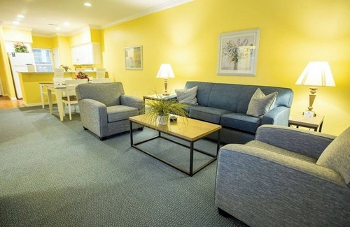 Branson Hotel | Modern Escape with Jacuzzi Tub + Balcony Overlooking Ozark Scenery