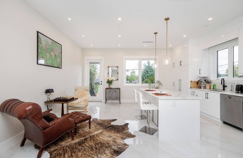 Arbutus Ridge House | Modern family friendly duplex minutes from downtown, airport, UBC, free parking.