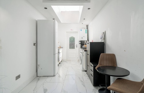 Hatfield Apartment | Modern Family-Friendly 4 Bedroom Apartmentn-Sleeps 7 in Style