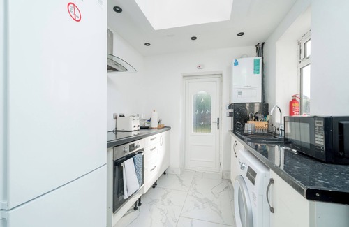 Hatfield Apartment | Modern Family-Friendly 4 Bedroom Apartmentn-Sleeps 7 in Style