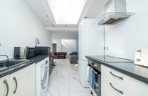 Hatfield Apartment | Modern Family-Friendly 4 Bedroom Apartmentn-Sleeps 7 in Style