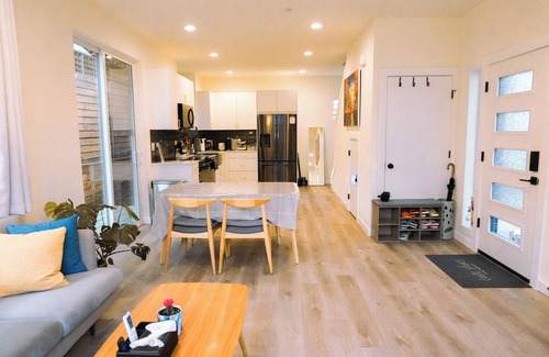 Minor House | Modern, Family Friendly, King Bed, AC, 65in TV Prime Locationn