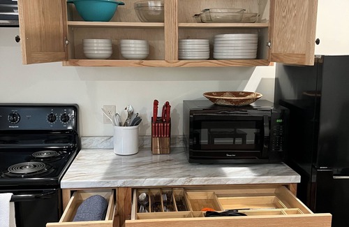 Heidenheimer House | Modern Family Oasis ~ Mins to Hospital/VA, Parking