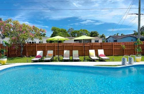 Hollywood Hills House | Modern Family Pool Home Near Beach Vibes