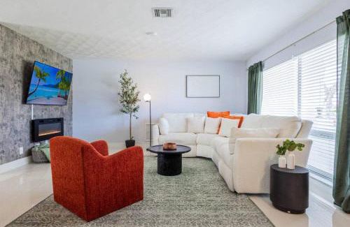 Hollywood Hills House | Modern Family Pool Home Near Beach Vibes