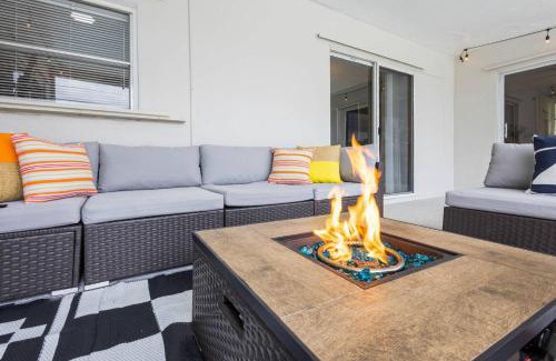 Hollywood Hills House | Modern Family Pool Home Near Beach Vibes