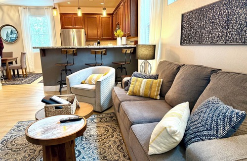 Flagstaff House | Modern family retreat with hot tub. Close to skiing, hiking, and Grand Canyon