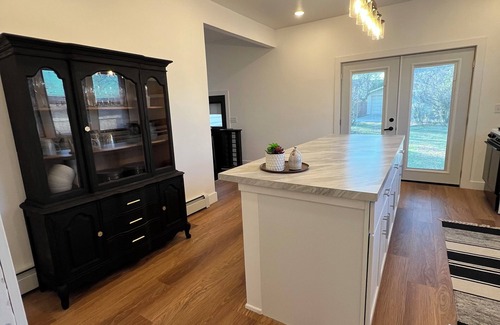 Gladstone House | Modern Family Retreat, 3 Blocks from Beach
