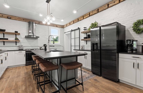 Ashville House | Modern Farmhouse just 30 minutes from Nationally ranked hiking!