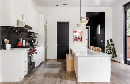 Bouldin House | Modern Farmhouse + Walk to SOCO - Marfa Modern!