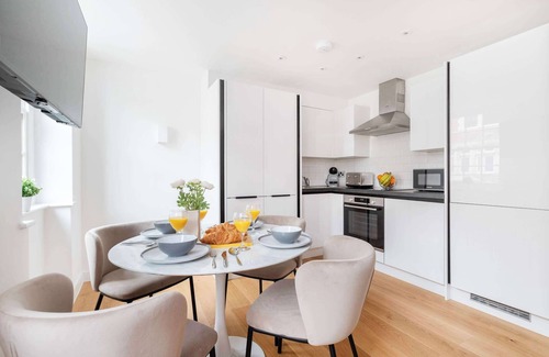 Fitzrovia Apartment | Modern Fitzrovia 1BR with Balcony by Soho