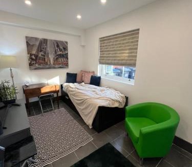 Runnymede Apartment | Modern flat in Egham by Royal Holloway University Royal Ascot and Windsor near Heathrow Airport