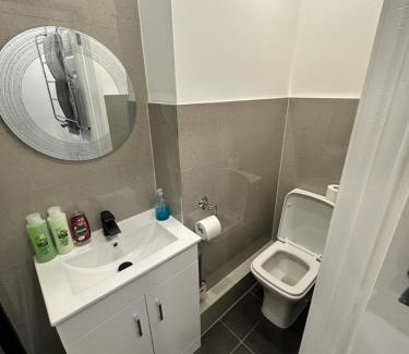 Runnymede Apartment | Modern flat in Egham by Royal Holloway University Royal Ascot and Windsor near Heathrow Airport