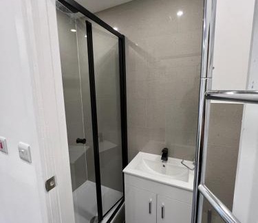 Runnymede Apartment | Modern flat in Egham by Royal Holloway University Royal Ascot and Windsor near Heathrow Airport