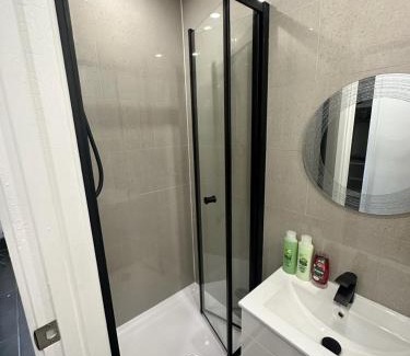 Runnymede Apartment | Modern flat in Egham by Royal Holloway University Royal Ascot and Windsor near Heathrow Airport