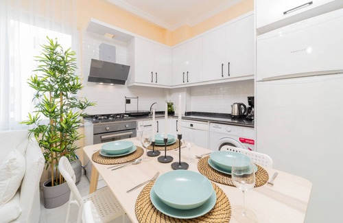 Avsallar Apartment | Modern Flat with Shared Pool and Balcony in Alanya