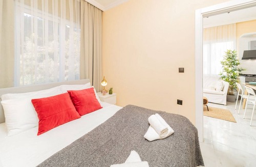 Avsallar Apartment | Modern Flat with Shared Pool and Balcony in Alanya