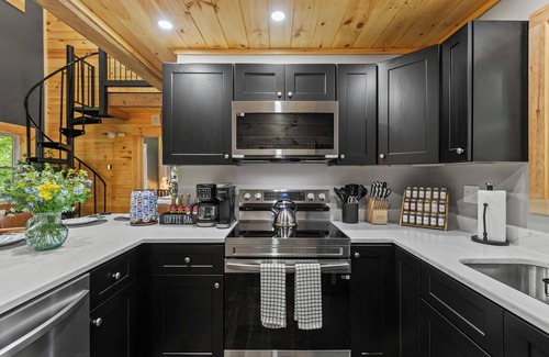 Campton Cabin | Modern Forest Cabin w/Hot Tub, Sauna & Firepit near Natural Bridge SP + RRG!