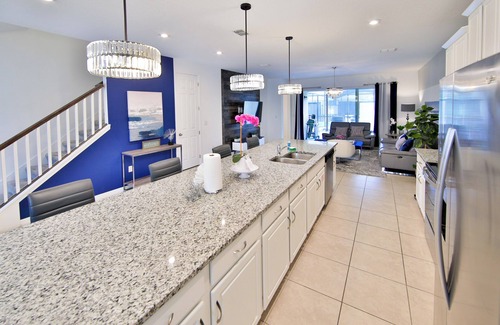 Four Corners House | Modern Fun Resort Townhome w/Pool 10 Min to Disney