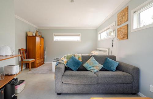 Auckland House | Modern Garden Cottage with Private Outdoor Area - New Lynn
