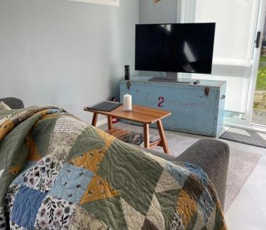 Auckland House | Modern Garden Cottage with Private Outdoor Area - New Lynn