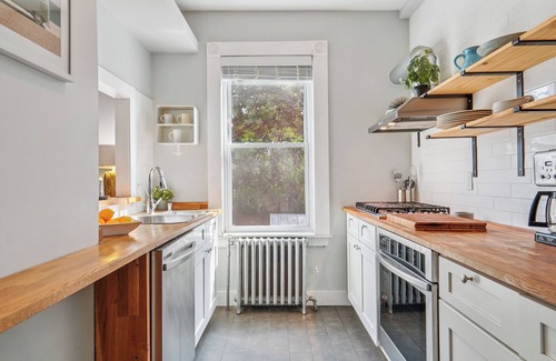 The Heights House | Modern Getaway - Near NYC - Walk to PATH Train