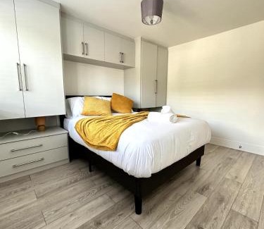 Woking Apartment | Modern Ground floor 2 Bed Room Apartment Work Leisure Free Parking