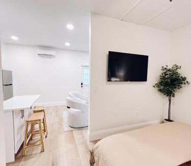 Buena Ventura Lakes Apartment | Modern Guesthouse near MCO