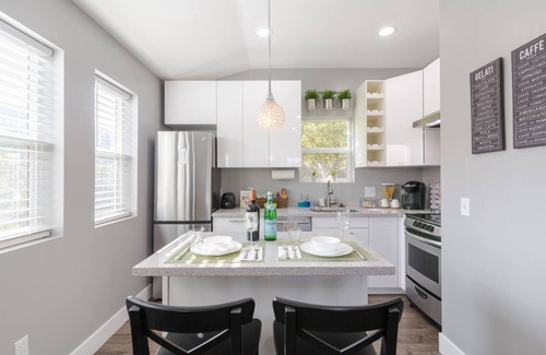 Centennial Cottage | 🌼Modern guesthouse w private patio and ♨️ hot tub