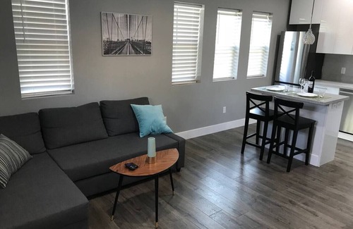 Centennial Cottage | 🌼Modern guesthouse w private patio and ♨️ hot tub