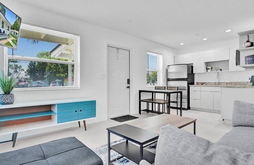 Hallandale Beach Apartment | Modern Hallandale Apt w/Backyard Near Beach