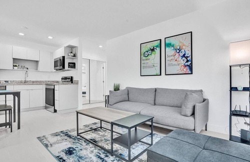 Hallandale Beach Apartment | Modern Hallandale Apt w/Backyard Near Beach
