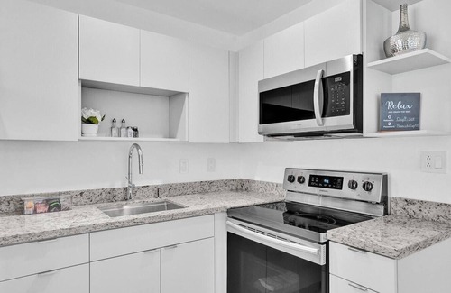 Hallandale Beach Apartment | Modern Hallandale Apt w/Backyard Near Beach