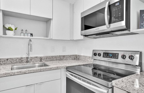 Hallandale Beach Apartment | Modern Hallandale Apt w/Backyard Near Beach