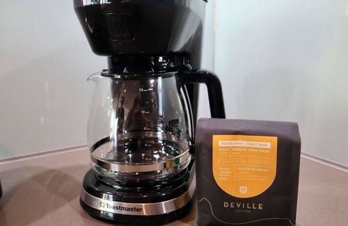 East Village Condo | Modern High-Rise w/Projector, Firetable, Gym & Underground Parking