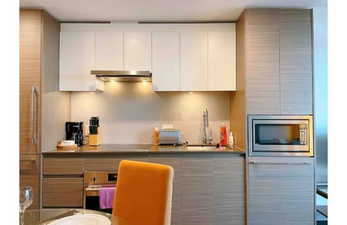 Surrey Condo | *Modern Highrise Apt* w/parkin+ skytrain + wifi