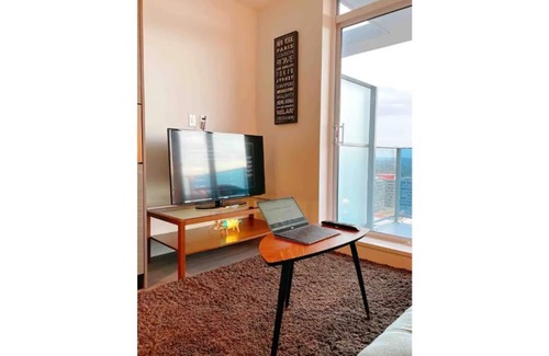 Surrey Condo | *Modern Highrise Apt* w/parkin+ skytrain + wifi