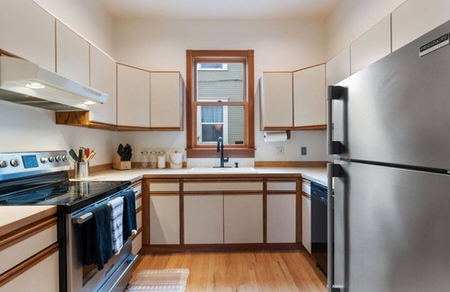 Corbett - Terwilliger - Lair Hill Apartment | Modern Hillside Retreat with Stunning Views & Easy City Access