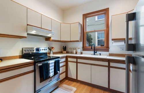 Corbett - Terwilliger - Lair Hill Apartment | Modern Hillside Retreat with Stunning Views & Easy City Access